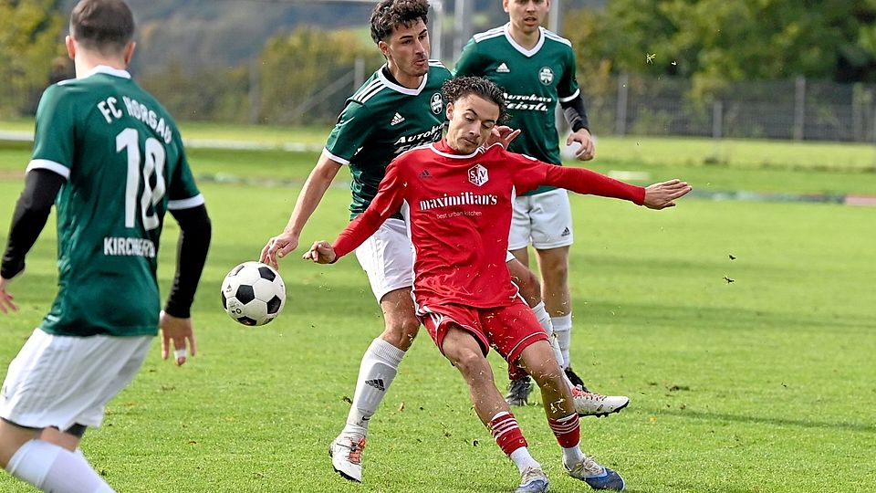 Ioannis Maliachovas (vorne) ließ sich von Raffael Wieser nicht vom Ball trennen und setzte sich mit dem TSV Haunstetten in Horgau durch.