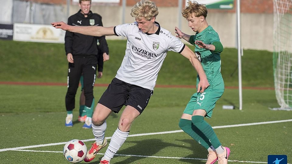 Nottuln (in Grün) ist die Mannschaft der Stunde in der Westfalenliga 1 und macht seit Wochen Boden auf Platz 1 gut, den weiterhin Kinderhaus (in Weiß) innehat.