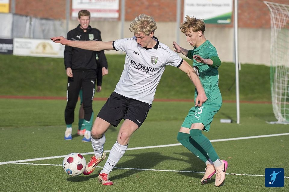 Nottuln (in Grün) ist die Mannschaft der Stunde in der Westfalenliga 1 und macht seit Wochen Boden auf Platz 1 gut, den weiterhin Kinderhaus (in Weiß) innehat.