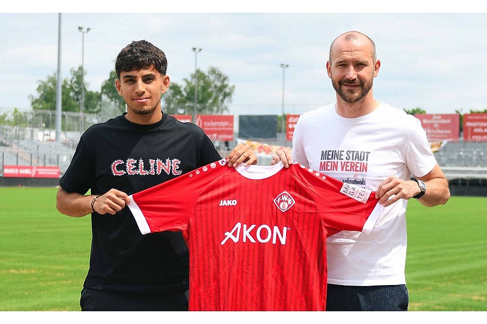 Batuhan Gögce (li.) mit Kickers-Sportdirektor Sebastian Neumann