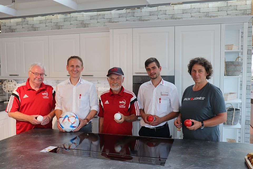 Axel Pasedag (Bezirkspokalspielleiter der Frauen), Heiko Fetzer (Geschäftsführer von Pokal-Sponsor Möbel Fetzer), Willi Herzog (Bezirkspokalspielleiter der Männer), Vladislav Kremser (Auszubildender bei Möbel Fetzer) und Ulrike Goth (Beisitzerin im Bezirksvorstand Zollern).