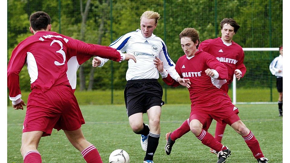 Aus 0:2 mach 4:2: Michael Przybilla (weißes Trikot) und seine SG Wambach/Bärstadt drehte die Partie gegen Geisenheim. Archivfoto: rscp
