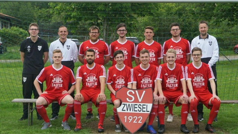 Die Funktionäre des SV 22 Zwiesel heißen ihre Neuzugängen willkommen   Foto: Verein