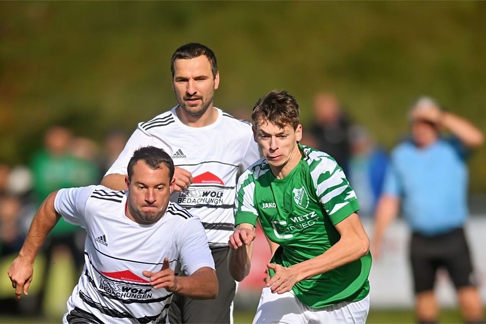 Der TuS Blumberg mit Tom Debatin (rechts, im Spiel gegen Andreas Wolf/SG Unadingen/Dittishausen) hat als Dritter ebenfalls noch Chancen im Aufstiegsrennen. Der TuS Blumberg mit Tom Debatin (rechts, im Spiel gegen Andreas Wolf/SG Unadingen/Dittishausen) hat als Dritter ebenfalls noch Chancen im Aufstiegsrennen.