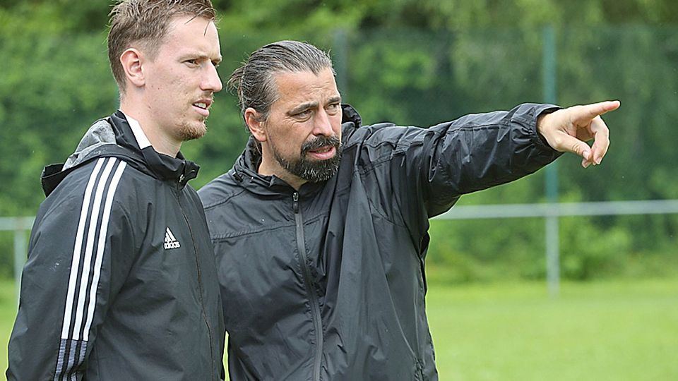 Emanuel Baum (rechts) und René Kunkel bilden auch in der kommenden Spielzeit das Trainerduo beim Kreisligisten TSV Friedberg.