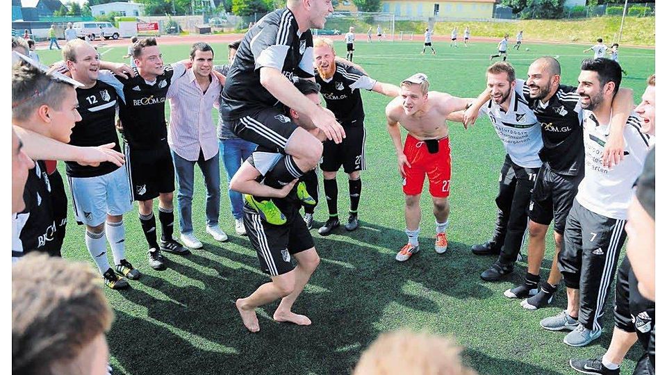 In zünftigen Feiern erfahren sind die Fußballer des TV Herkenrath, nachdem sie fünfmal in Folge aufgestiegen sind., Foto: Randow