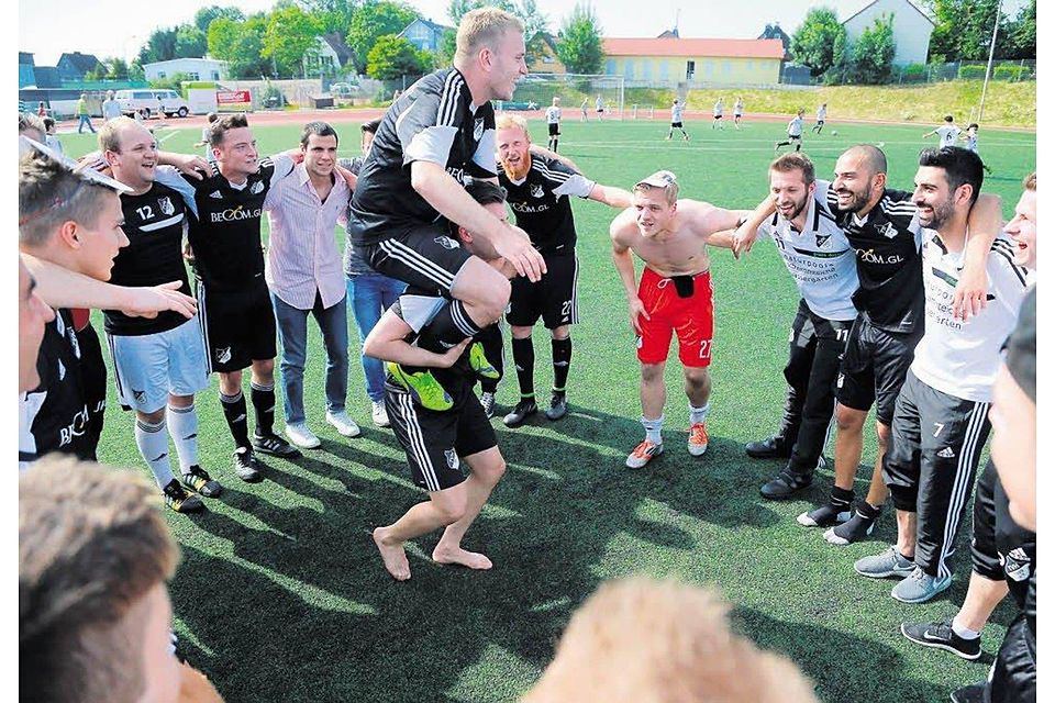 In zünftigen Feiern erfahren sind die Fußballer des TV Herkenrath, nachdem sie fünfmal in Folge aufgestiegen sind., Foto: Randow