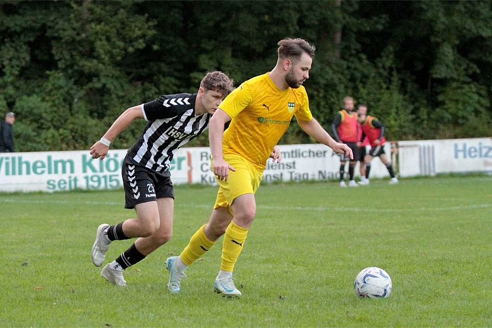 Maurice Knutzen (SVE Comet Kiel), gegen Javen Jahnke (li., Heikendorfer SV), bringt feine Technik und Tempo mit zum VfR Neumünster.
