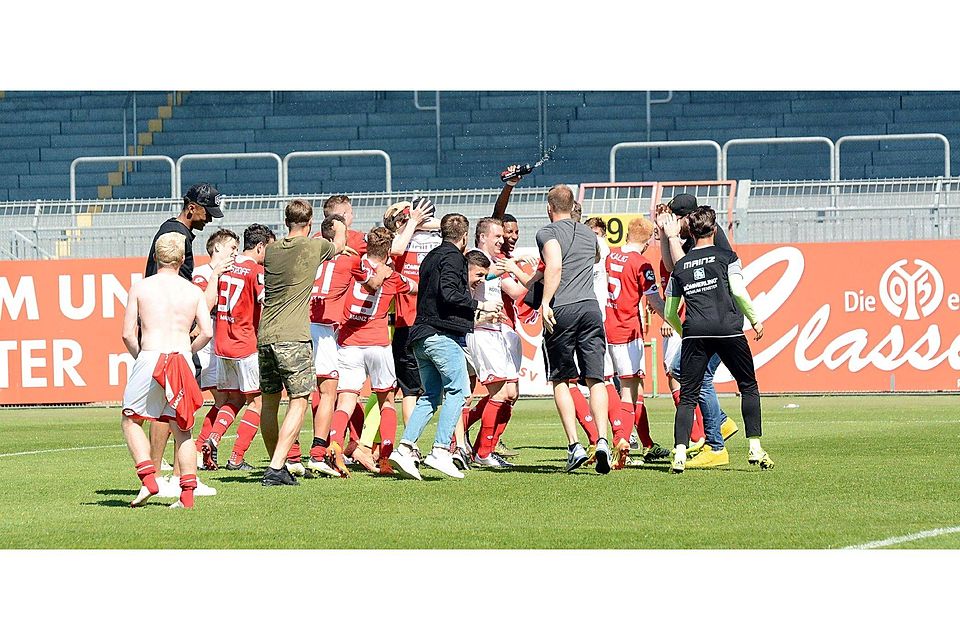 Ausgelassener Jubel: Nach dem Abpfiff feierte die Mainzer U 23 gemeinsam mit den Fans den Klassenerhalt in der Dritten Liga.