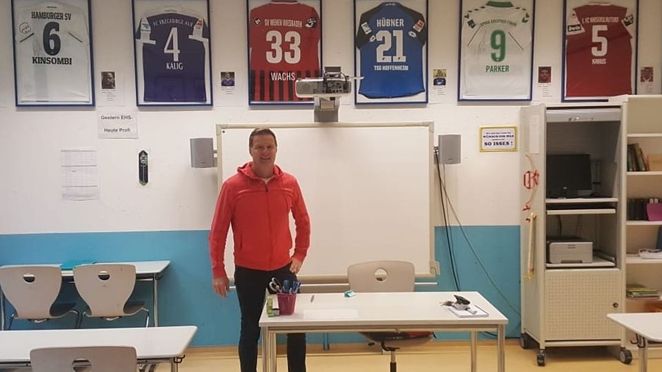 Rainer Hofmann sammelt die Trikots seiner Schüler, die es in den Profifußball geschafft haben. In diesem Jahr feiert die Wiesbadener Talentförderung ihr 25-jähriges Jubiläum - und Hofmann sieht sie für die Zukunft weiterhin gut aufgestellt.