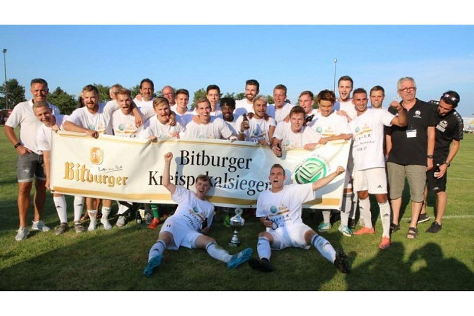 Das Warten hat ein Ende: Erstmals seit 2014 konnten sich die Akteure des Landesligisten SV Nierfeld über den Gewinn des Kreispokals freuen. Fotos: Brackhagen