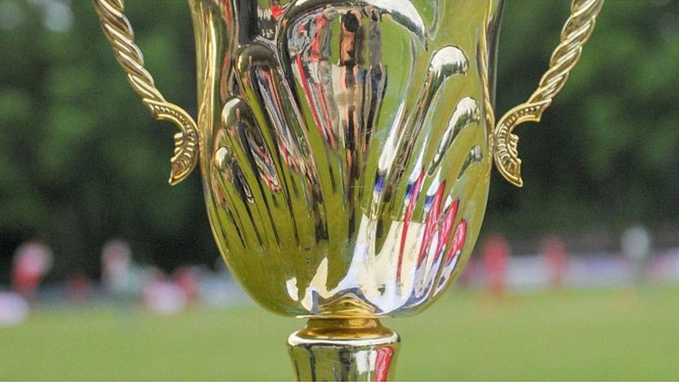 Das Objekt der Begierde am Pfingstmontag, der mächtige Kreispokal.	Archivfoto: Schepp