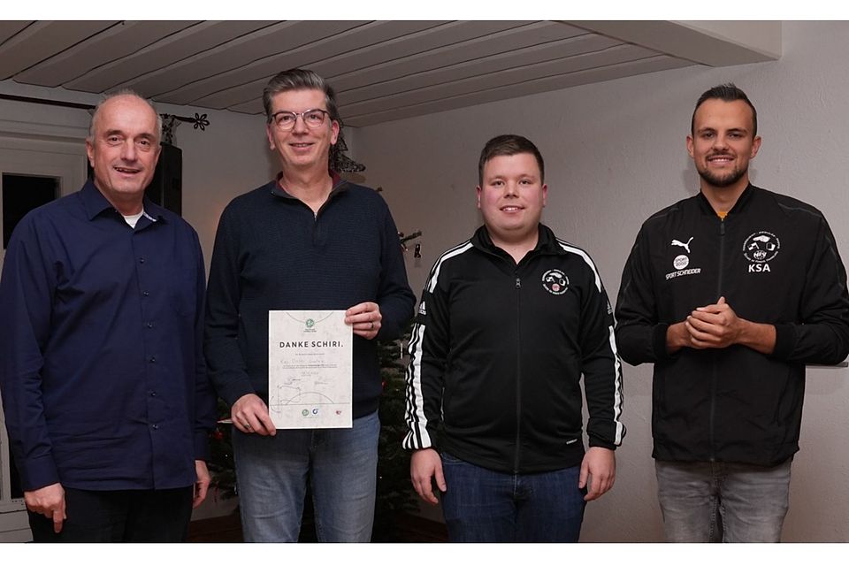 Kay-Dieter Guntau (2. v. l.) ist Ü50-Kreissieger bei der DFB-Aktion „Danke Schiri!“. Es freuen sich mit ihm NFV-Kreisvorsitzender Frank Dohnke (links) sowie Marvin Schories, Kreisschiedsrichterobmann, und sein Stellvertreter Alexander Schulz, v. r. n. l.. 