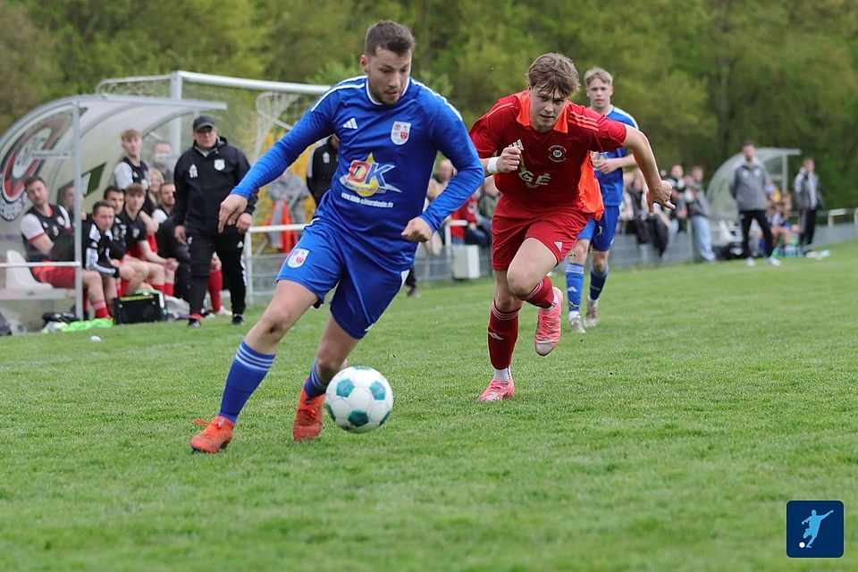 Leon Ingenhhaag (l.) - hier imPokalspiel in Frauenberg - und seine SG Dahlem-Schmidtheim kehren an die Tabellenspitze zurück