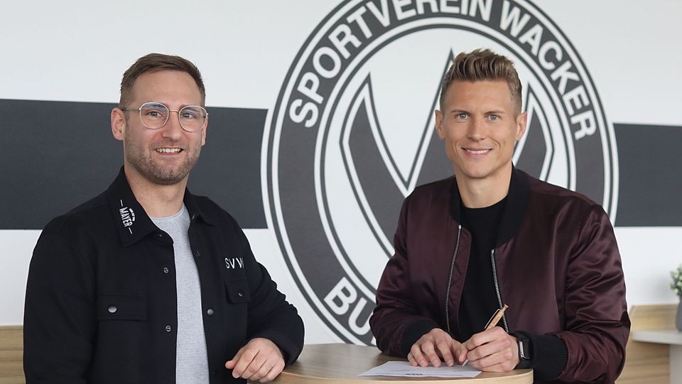 Wacker-Geschäftsführer Andreas Huber (li.) begrüßt Matthias Ostrzolek, der ab Sommer das Amt des Cheftrainers an der Salzach übernimmt.