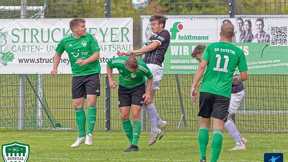 Till Müsing ist in der Abwehr des TSV Elstorf gesetzt, hier klärt er per Kopfball. 