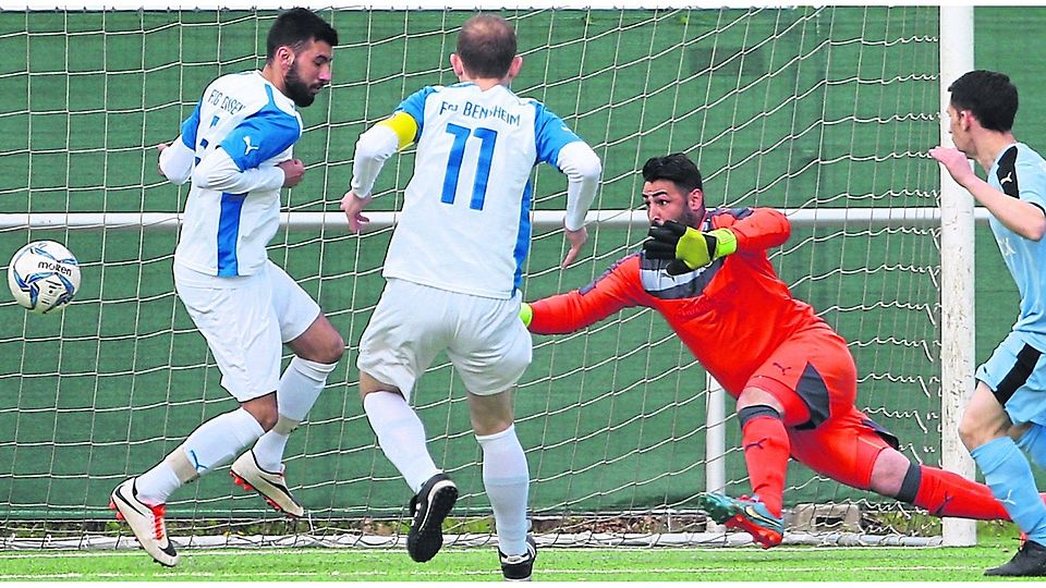Die Hintermannschaft der FSG Bensheim (von links: Siwan Arsan, Karsten Block, Torwart Hanifi Dumrul) hatte in dieser Spielzeit ziemlich oft ziemlich viel zu tun. So stehen die Bensheimer auf dem Abstiegs-Relegationsplatz in der Fußball-A-Liga.	Foto: AFP Asel