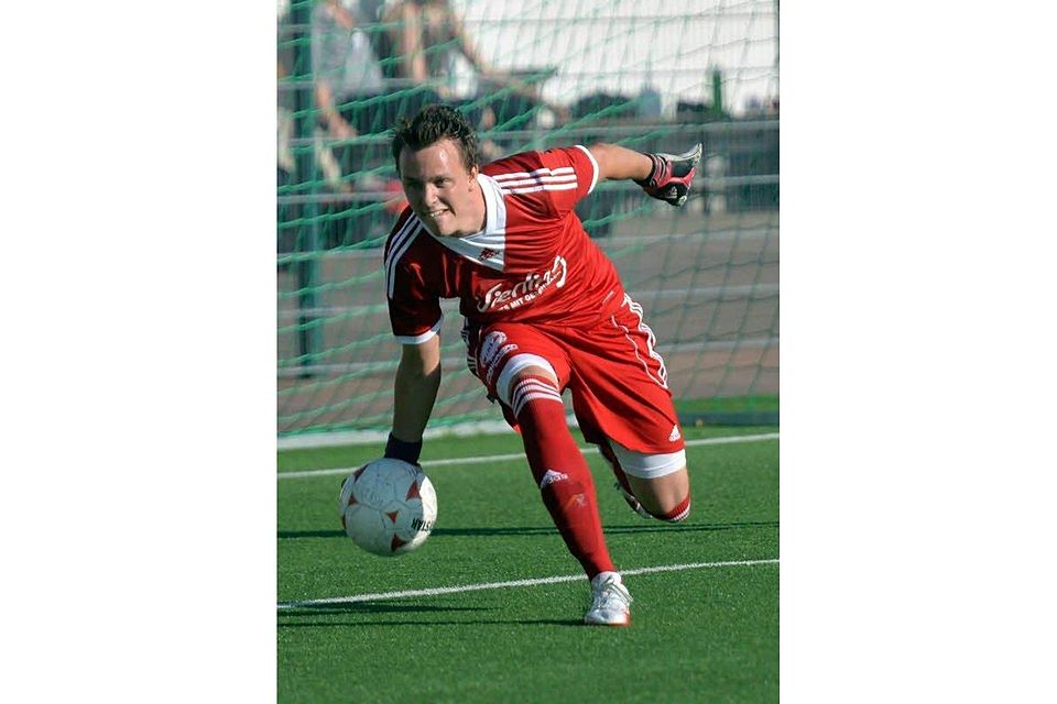 HSV-Keeper Dustin Bäcker muss den Ball gleich vier Mal aus dem eigenen Netz holen., Foto: Herhaus