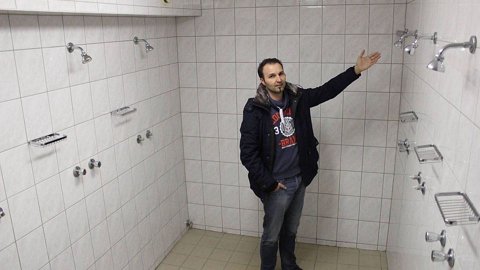 Die Duschen im Vereinsheim in Benfe stehen vor einer grundlegenden Sanierung, wie der Vorsitzende Markus Six demonstriert.