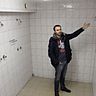 Die Duschen im Vereinsheim in Benfe stehen vor einer grundlegenden Sanierung, wie der Vorsitzende Markus Six demonstriert.