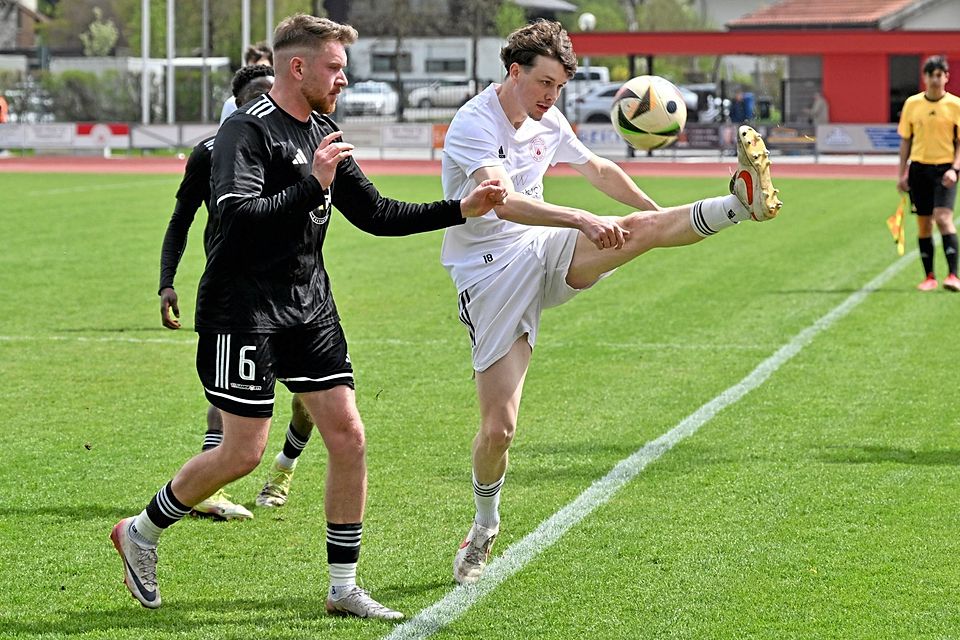 Liam Lorenzen (am Ball) und der SV Mering II konnten gegen den SV Türkgücü Königsbrunn nur selten glänzen. Am Ende setzte es eine 0:4-Niederlage für den MSV.