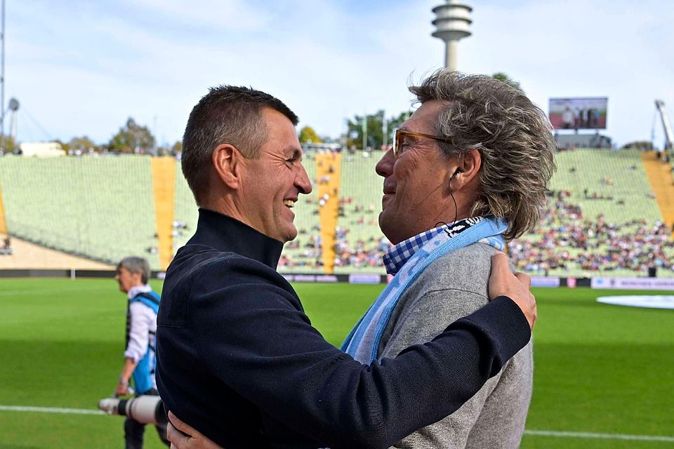 Wiedersehen macht Freude: Michael Köllner mit Ex-Stadionsprecher Stefan Schneider,
der sagt: „Manchmal redest du zwei Sätze und merkst sofort, dass es passt.“