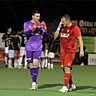 Keeper Oleksii Drui (Inter Türkspor Kiel), der hier Christopher Kramer erklärt, wie er einen Ball gehalten hat, ist Inters starkes Rückgrat.