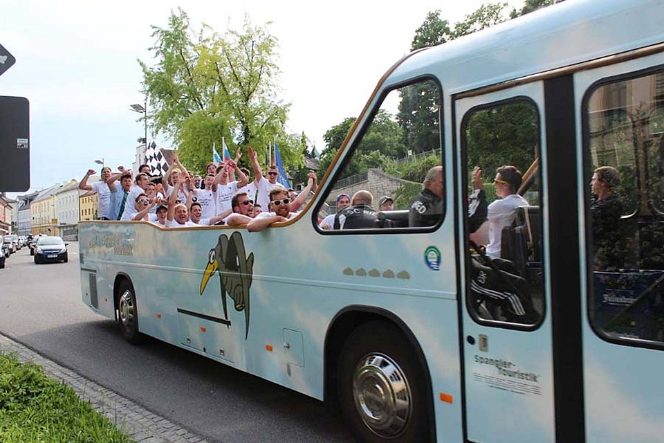 ?Brumm, brumm, der Partybus geht um? (Culcha Candela): Der SC Ried feierte gebührend die Meisterschaft in der A-Klasse Neuburg.	F.: Böhm