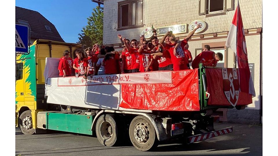 Dem Last-Minute-Sieg in Zwingenberg ließen die frisch gebackenen Aufsteiger eine Ortsrundfahrt auf der Ladefläche eines rot-weiß geschmückten Lkw sowie eine feucht-fröhliche Aufstiegsfeier im Gasthaus „Zum Anker“ folgen.	Foto: FC Fürth