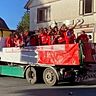 Dem Last-Minute-Sieg in Zwingenberg ließen die frisch gebackenen Aufsteiger eine Ortsrundfahrt auf der Ladefläche eines rot-weiß geschmückten Lkw sowie eine feucht-fröhliche Aufstiegsfeier im Gasthaus „Zum Anker“ folgen.	Foto: FC Fürth