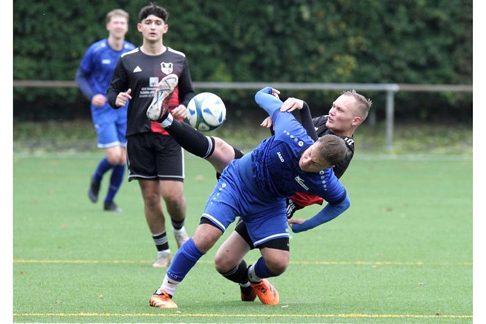 Harter Zweikampf: Robin Mohm von der SG Harxheim/Gau-Bischofsheim (blaues Trikot) im Duell mit Cornelius Kaufmann von der TSV Stadecken-Elsheim.	Foto: Jörg Henkel/hbz