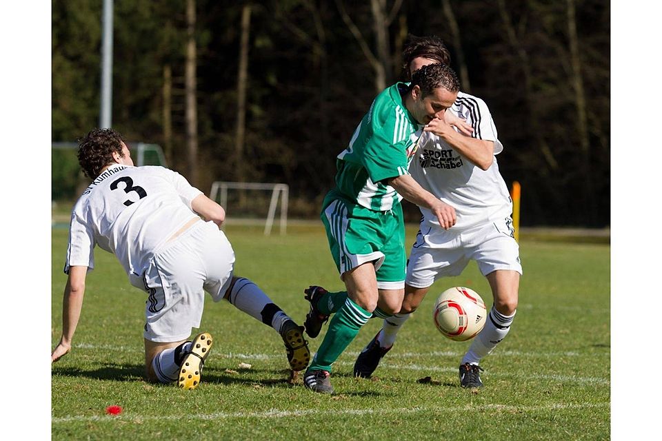 Mann des Tages beim 5:2 Erfolg in Wörth/Isar war der dreifache Torschütze Boran Turgut (grünes Trikot, hier gegen den SV Kumhausen). Foto: Max Feierabend