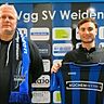 Weidens Sportdirektor Rüdiger Hügel (links) präsentiert Alexander Kautz als erste Neuverpflichtung für die nächste Saison.