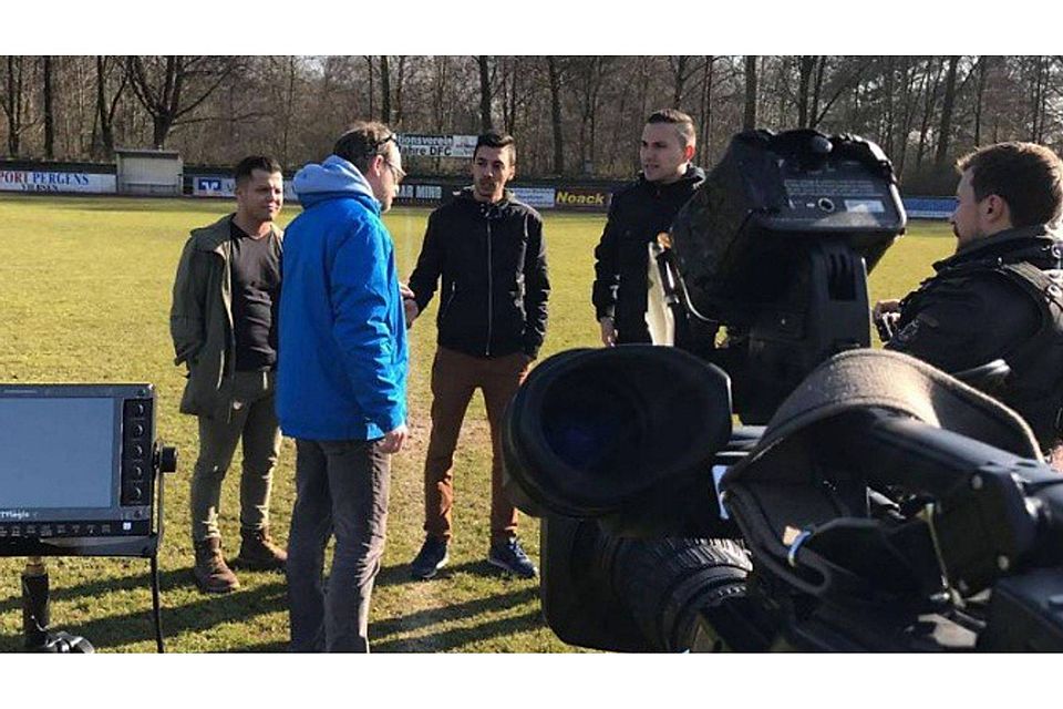 Ali Tas, Düzgün Keser und Dimitrij Greckin (v.l.) wurden am Mittwoch auf dem Platz im Dülkener Stadtgarten von einem TV-Team interviewt. Foto: DFC.
