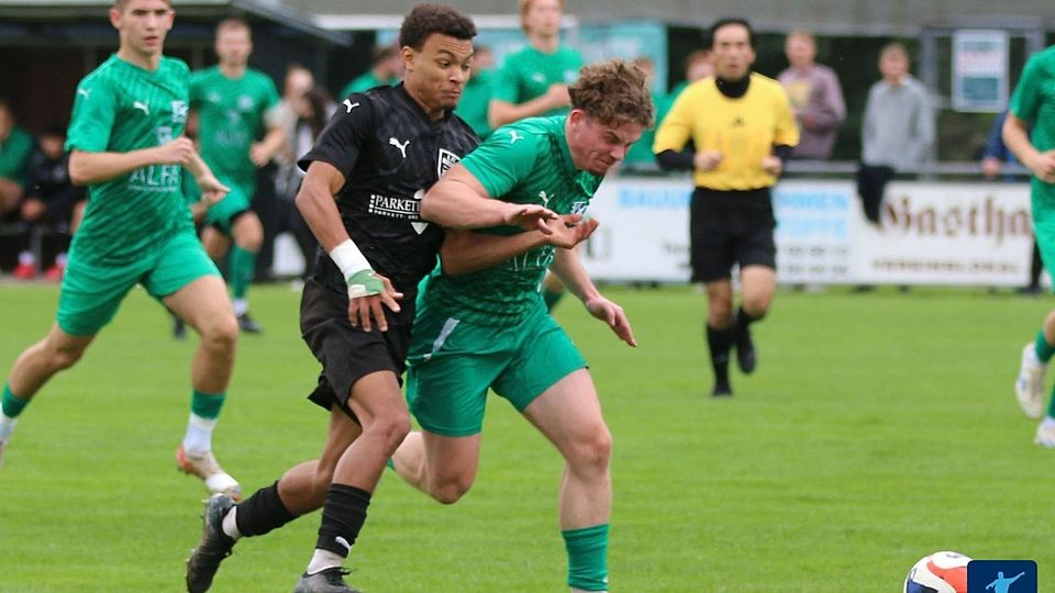 Ein hartes Stück Arbeit musste der 1. FC Rieden (in Schwarz) verrichten, um die junge Truppe des FC Weiden-Ost II (in Grün) knapp mit 2:1 in die Knie zu zwingen.