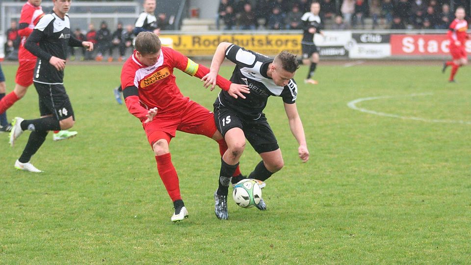 Matchwinner: Mario Freise (r.) haute sich gegen Theesen in jeden Zweikampf und köpfte in der zweiten Halbzeit das Tor des Tages. F: Heinemann