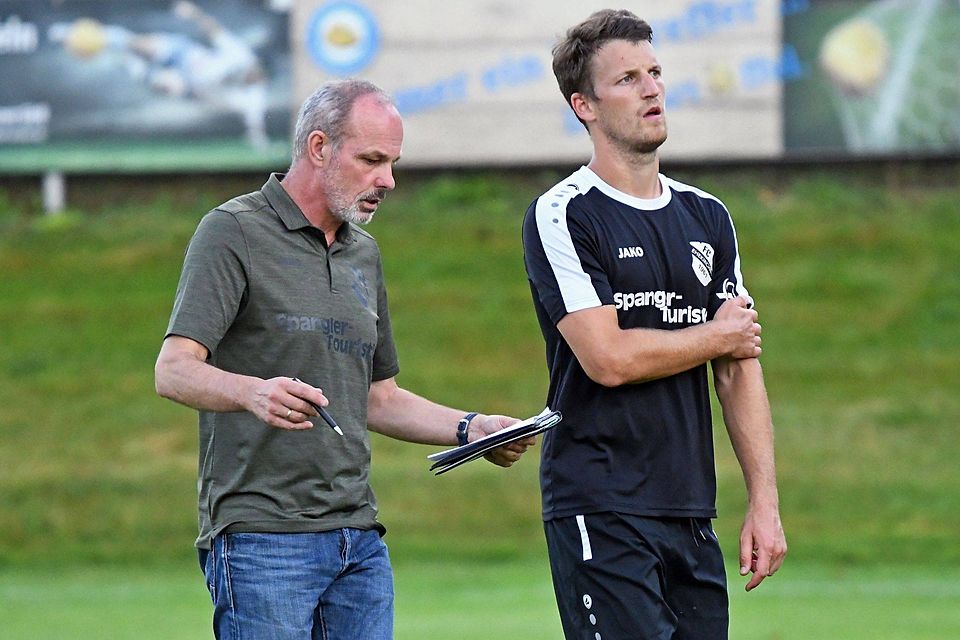 Drei Wochen lang konnten Coach Gerhard Hildmann und sein Co Simon Schröttle (rechts) mit dem FC Ehekirchen nur trainieren, jetzt steht der Ernstfall beim Re-Re-Start in Ichenhausen an.
