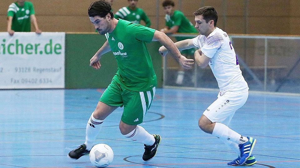 Hallencoach Lucas Altenstrasser (links) und die Fortuna Regensburg sind klarer Turnierfavorit auf dem blauen Hallenparkett in Lappersdorf.