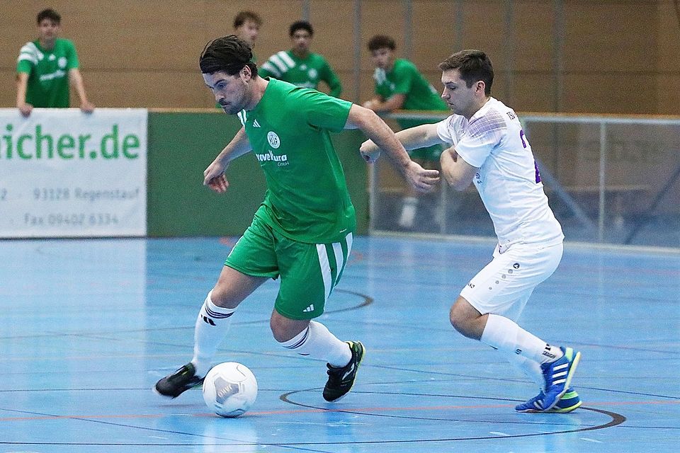 Hallencoach Lucas Altenstrasser (links) und die Fortuna Regensburg sind klarer Turnierfavorit auf dem blauen Hallenparkett in Lappersdorf. Hallencoach Lucas Altenstrasser (links) und die Fortuna Regensburg sind klarer Turnierfavorit auf dem blauen Hallenparkett in Lappersdorf.