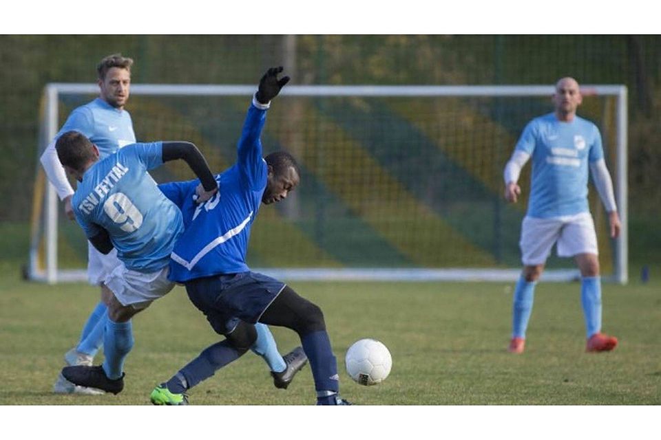 Weilerswists Mittelfeldspieler Seydouba Camara (M.) foult in dieser Szene seinen Kontrahenten Kevin Murk. (Foto: Steinicke)