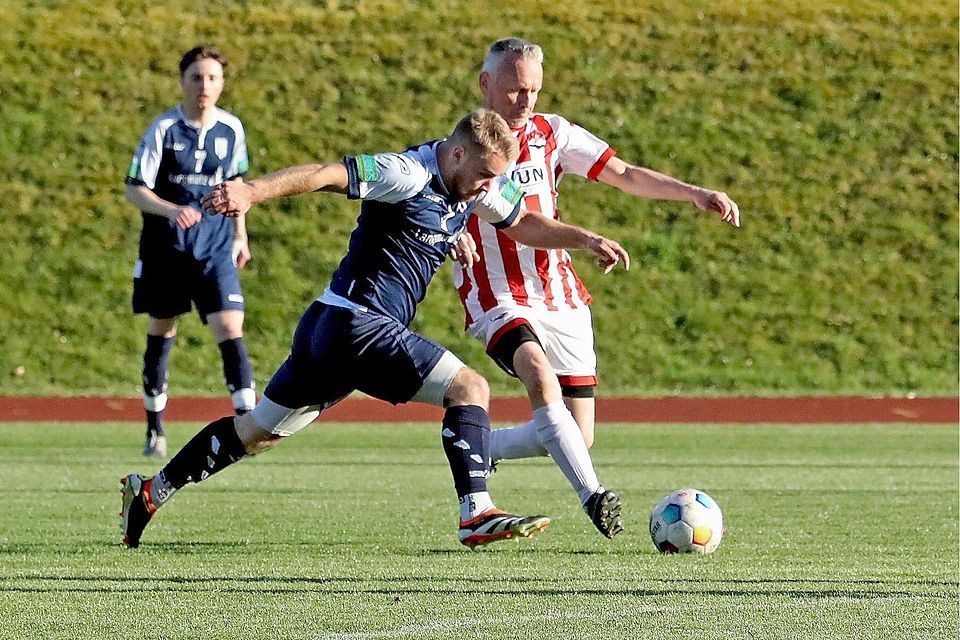 Keiner kann sich durchsetzen: Der 1. FC (hier l. Joshua Günther) beißen sich an VTA um Christian Colorio die Zähne aus.