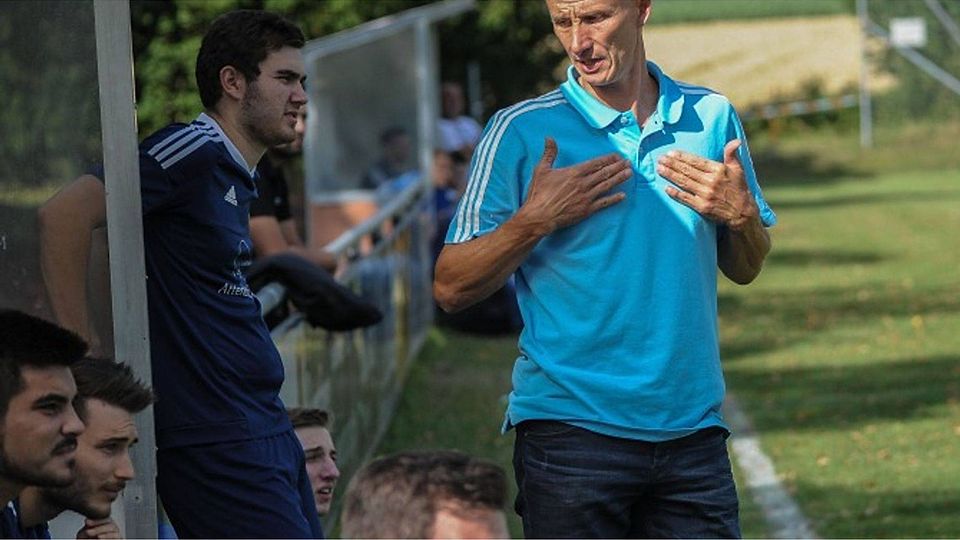 Neuer Taktgeber: Ralf Santelli (r.) dirigiert nun den Kreisligisten SV Hohenlinden. Foto: Rossmann