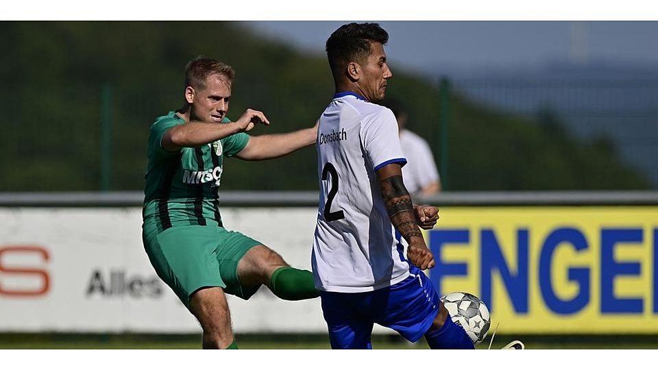 Dominik Häußer (l.) und der VfL Fellerdilln treffen am Sonntag auf den Tabellenfünften FC Merkenbach. In dieser Szene zieht er gegen Abbas Soleimani vom SSV Donsbach ab. Foto: Henrik Schneider Dominik Häußer (l.) und der VfL Fellerdilln treffen am Sonntag auf den Tabellenfünften FC Merkenbach. In dieser Szene zieht er gegen Abbas Soleimani vom SSV Donsbach ab. Foto: Henrik Schneider © Henrik Schneider