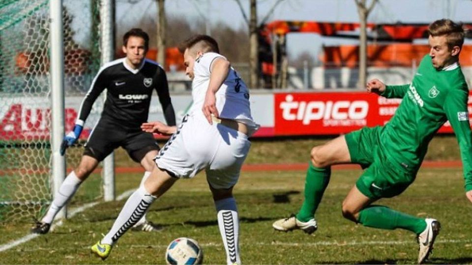 So kann man gegen Jetzendorf gewinnen: Am 11. März siegte der FC Erding 3:1 gegen den TSV. Da war aber auch noch Tobi Bartl (M.) dabei, der jetzt an allen Ecken und Enden fehlt. Archivfoto: Riedel