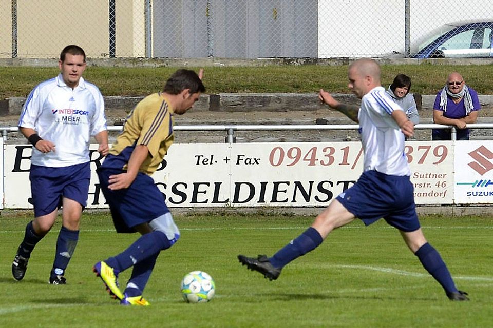 Der TuS Dachelhofen II (hier im Spiel gegen den 1. FC Schwandorf II) behielt gegen den TSV Schwandorf II klar die Oberhand.  F: Josef Graf