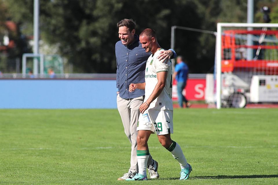 Stolz auf seinen Last-Minute-Transfer: Sportchef Werner mit 1860-Neuzugang Rittmüller. Stolz auf seinen Last-Minute-Transfer: Sportchef Werner mit 1860-Neuzugang Rittmüller.