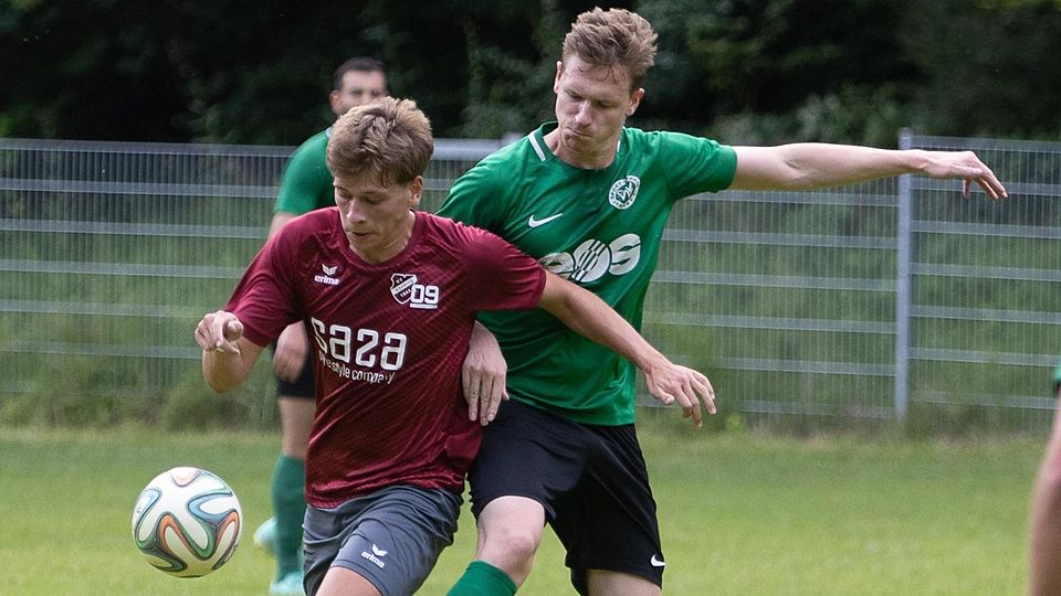 Nicht zu stoppen war die SG Söcking/Starnberg um Doppeltorschütze Valentin Hüther (l.) im Pokalderby. Da konnten sich Niko Aretin und der SV Wangen noch so mühen, die Gäste waren ihnen beim 0:11 in allen Belangen überlegen.