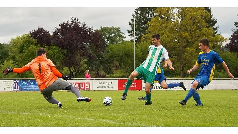 Wladimir Schat (M.), eigentlich Torjäger vom Dienst bei der SG Oberbiel II, überzeugt beim 4:2-Heimsieg in der Fußball-B-Liga Wetzlar gegen die SG Ehringshausen/Dillheim II diesmal als dreifacher Vorbereiter. © Isabel Althof