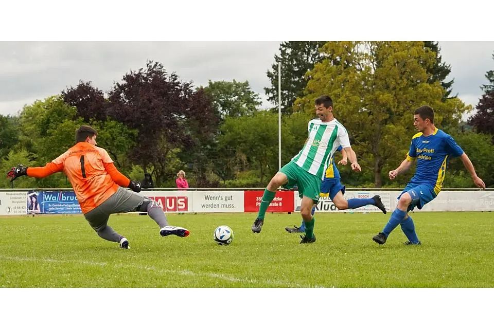 Wladimir Schat (M.), eigentlich Torjäger vom Dienst bei der SG Oberbiel II, überzeugt beim 4:2-Heimsieg in der Fußball-B-Liga Wetzlar gegen die SG Ehringshausen/Dillheim II diesmal als dreifacher Vorbereiter. © Isabel Althof