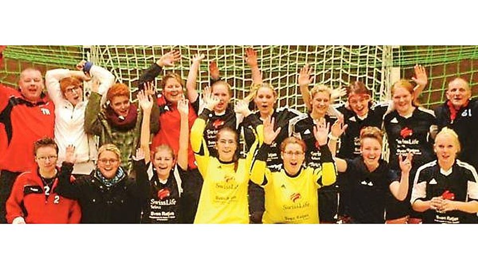 Die Hände zum Himmel: Brakes Fußballerinnen bejubelten den Turniersieg.   Bild: Matthias Knust
